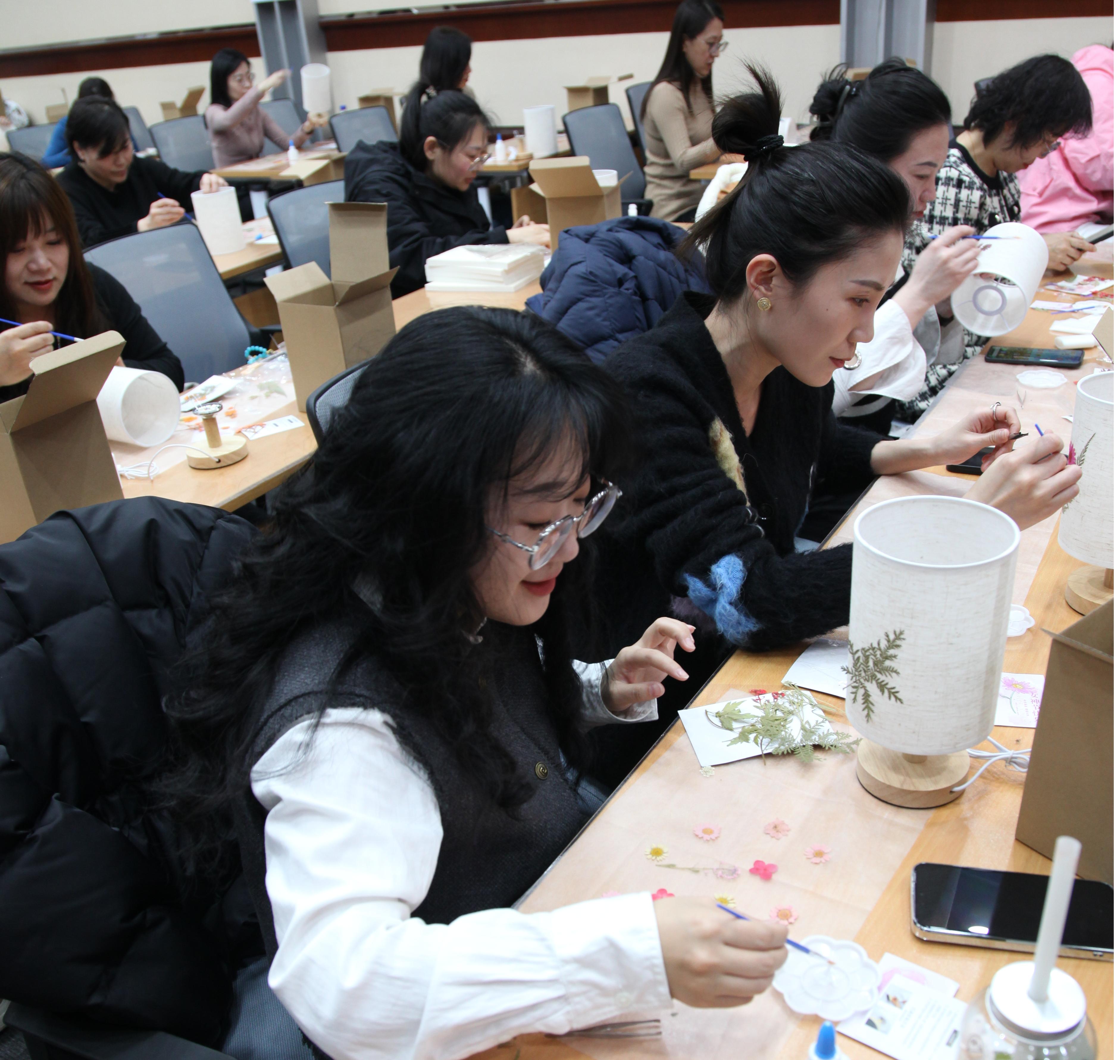 1750647816188796.jpg 6.女职工制作压花台灯中.JPG